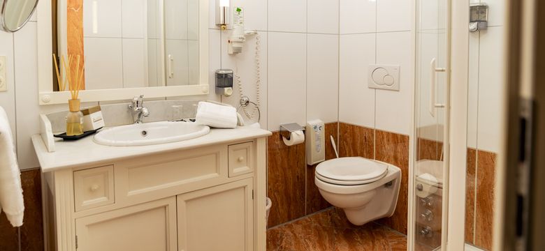 Sport- und Wellnesshotel Angerhof ****S: Doppelzimmer Landhaus Hangseite image #5