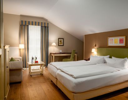 Sport- und Wellnesshotel Angerhof ****S: Doppelzimmer Landhaus Hangseite