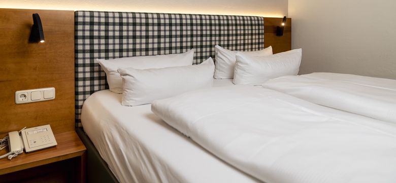 Sport- und Wellnesshotel Angerhof ****S: Doppelzimmer Landhaus Südseite image #5