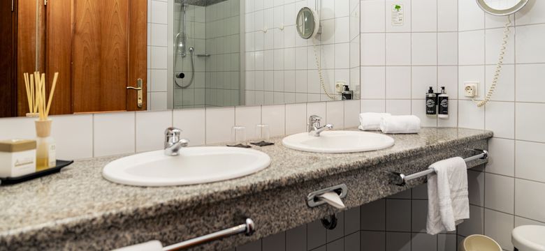 Sport- und Wellnesshotel Angerhof ****S: Juniorsuite zur Südseite image #3