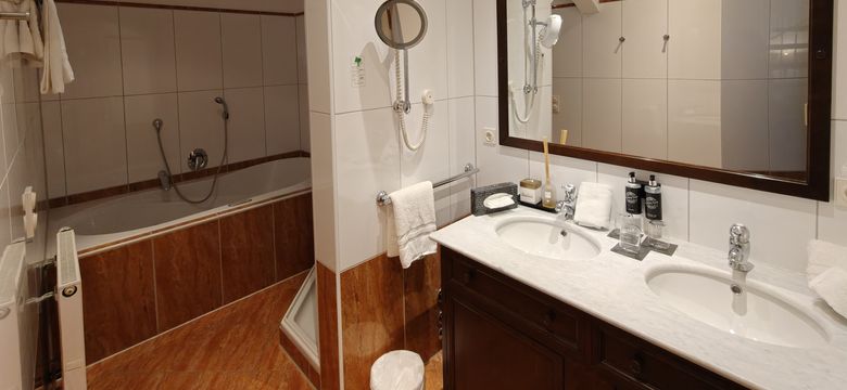 Sport- und Wellnesshotel Angerhof ****S: Turmsuite zur Hangseite image #2