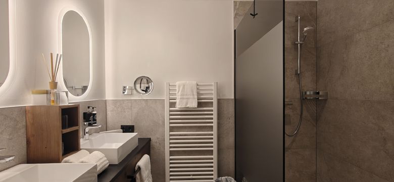 Sport- und Wellnesshotel Angerhof ****S: Suite Predigstuhl Hangseite image #3