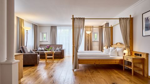 "Suite with four-poster bed" | approx. 40 m²