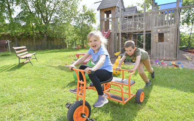 familienhotel-rhoen-feeling-spielplatz-draussen.jpg