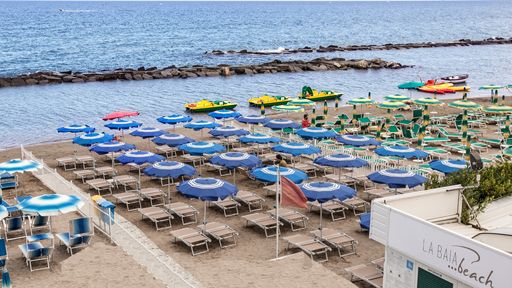 Der Privatstrand in Ligurien im Familotel La Baia mach Ihren Urlaub einmalig.