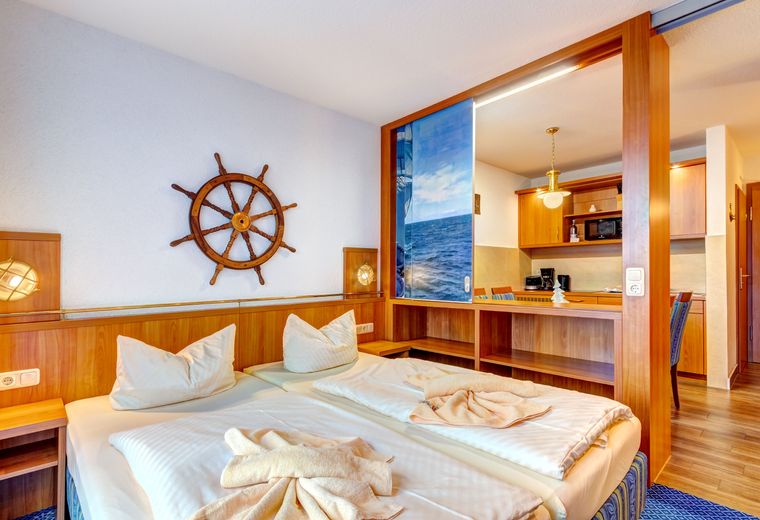 Familien Wellness Hotel Seeklause in Trassenheide: 2- Raum Kapitänszimmer Balkon oder Terrasse (Last Minute)