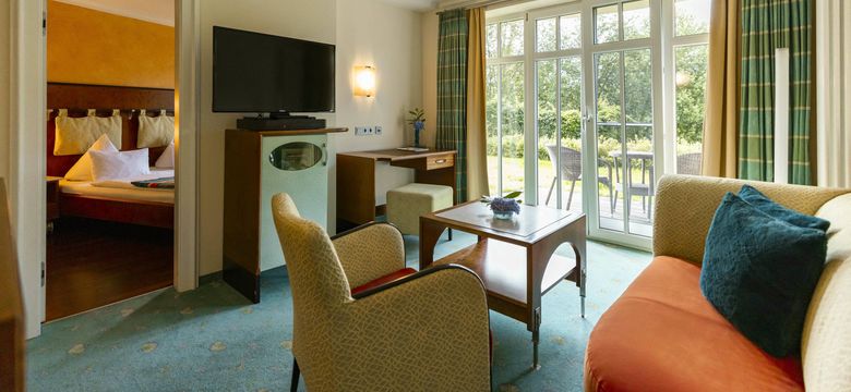 Schlaf- und Wohnbereich in der Juniorsuite Südseeperle in NeptunsReich