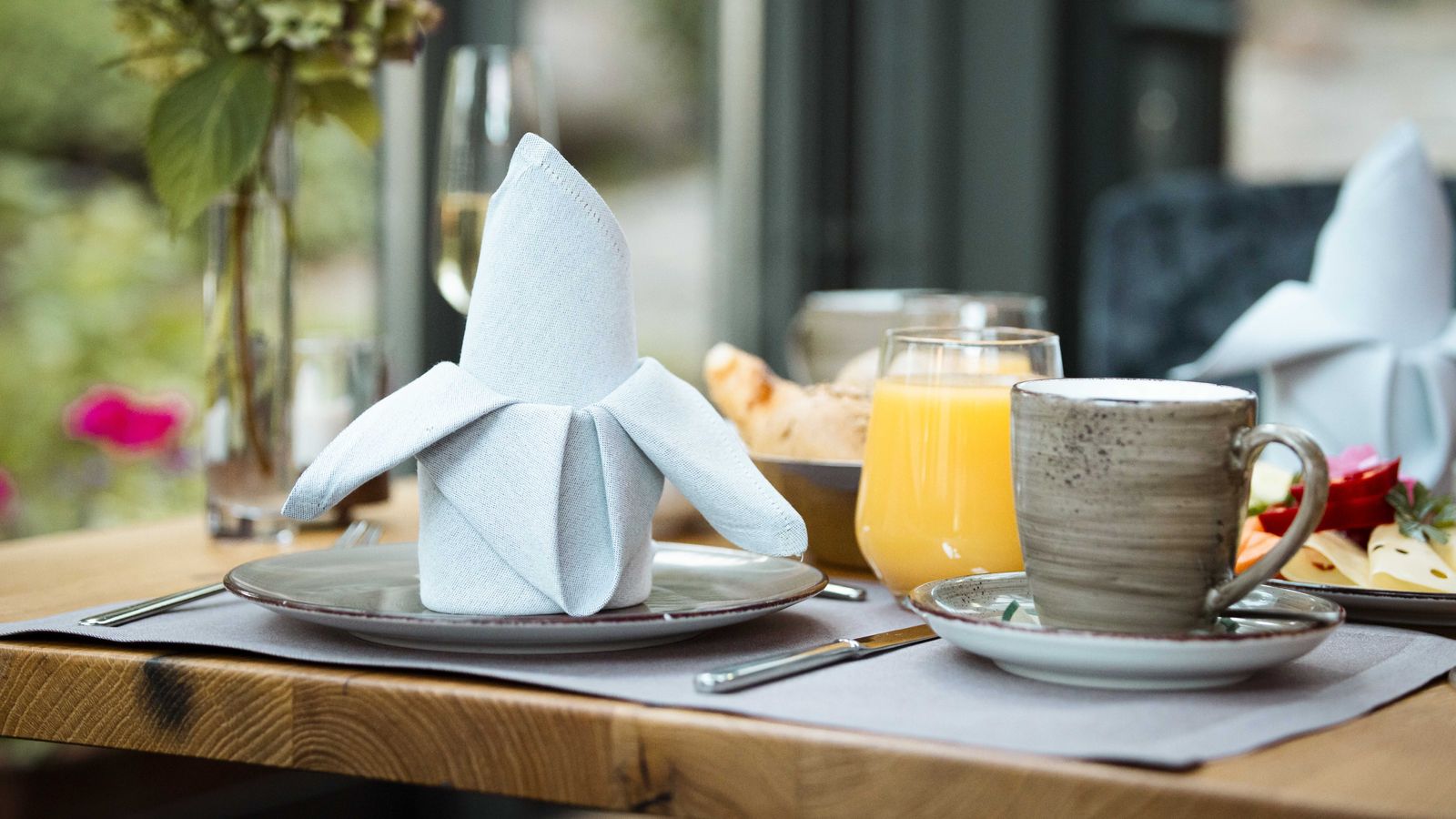 Frühstückstisch mit Gedeck