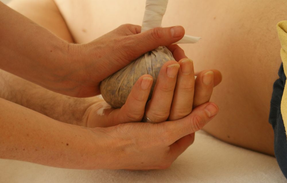 Kräuter-Stempel-Massage