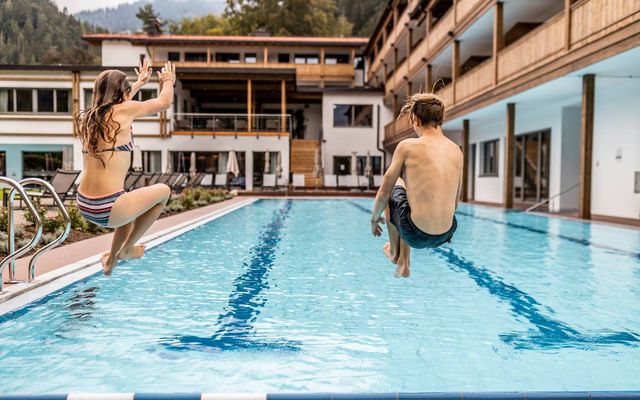 Pletzi´s Move&Learn swimming week  image 3 - Familotel Oberbayern Das Bayrischzell