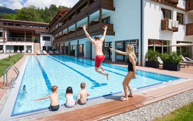 Fun-am-Pool-mit-der-Familie_©Simon-Hausberger.jpg