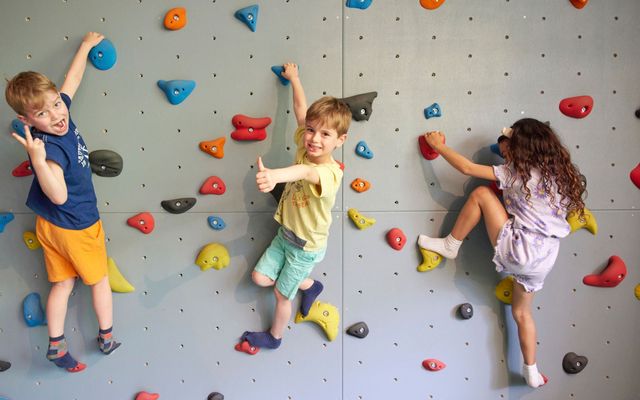 Kinder-mit-dem-Pletzibär-im-Kids-Club_©Simon-Hausberger.jpg