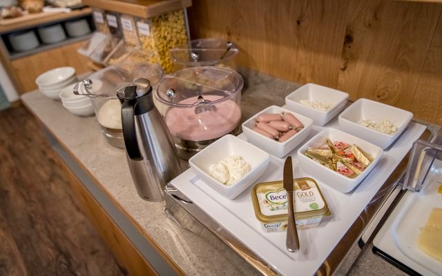 Früstücksbüffet-mit-Joghurt-Aufstrich-Cerealien (Groß).jpg