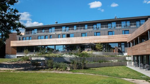 Verbringen Sie Ihre Urlaubstage direkt am Meer. Das Hotel Strandkind hat einen Strand mit Südlage.