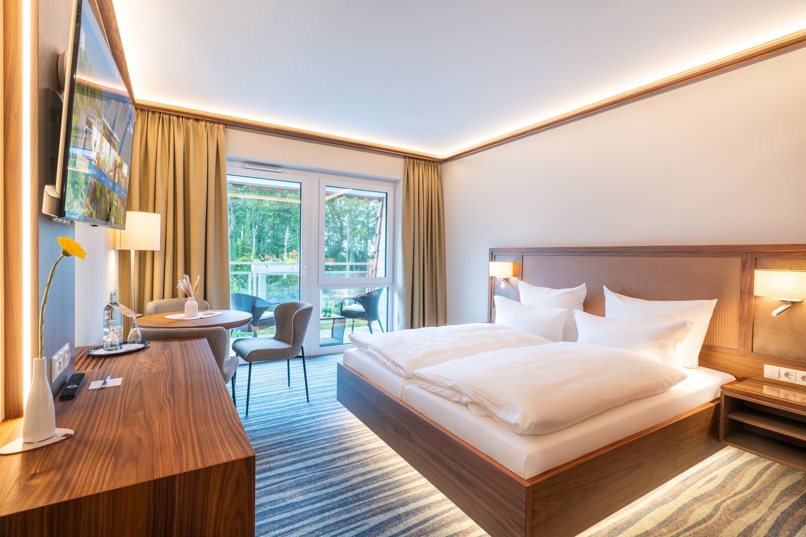 Komfort-Doppelzimmer Deluxe Balkon mit Meerblick  zur Waldseite image 1 - Strandhotel Seerose