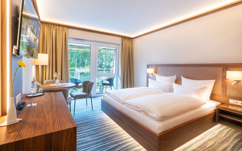 Komfort-Doppelzimmer Deluxe Balkon mit Meerblick  zur Waldseite image 1 - Strandhotel Seerose
