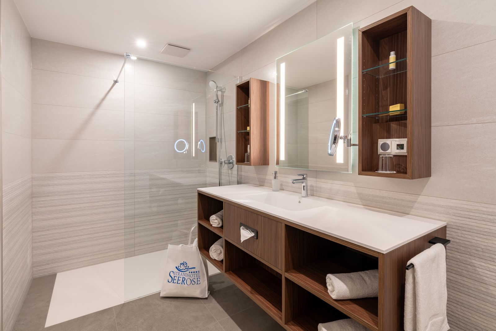 Komfort-Doppelzimmer Deluxe Balkon mit Meerblick  zur Waldseite image 4 - Strandhotel Seerose