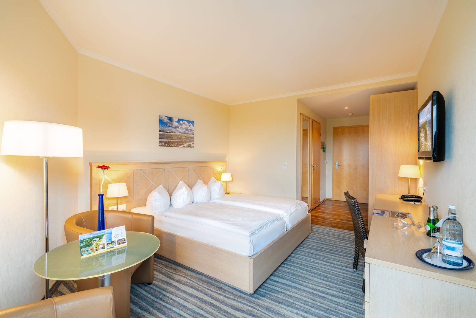 Doppelzimmer mit Kölpinseeblick image 2 - Strandhotel Seerose