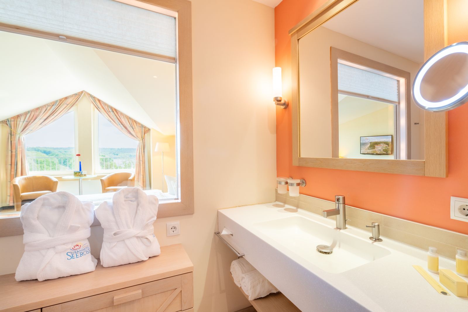 Doppelzimmer mit Meerblick image 3 - Strandhotel Seerose