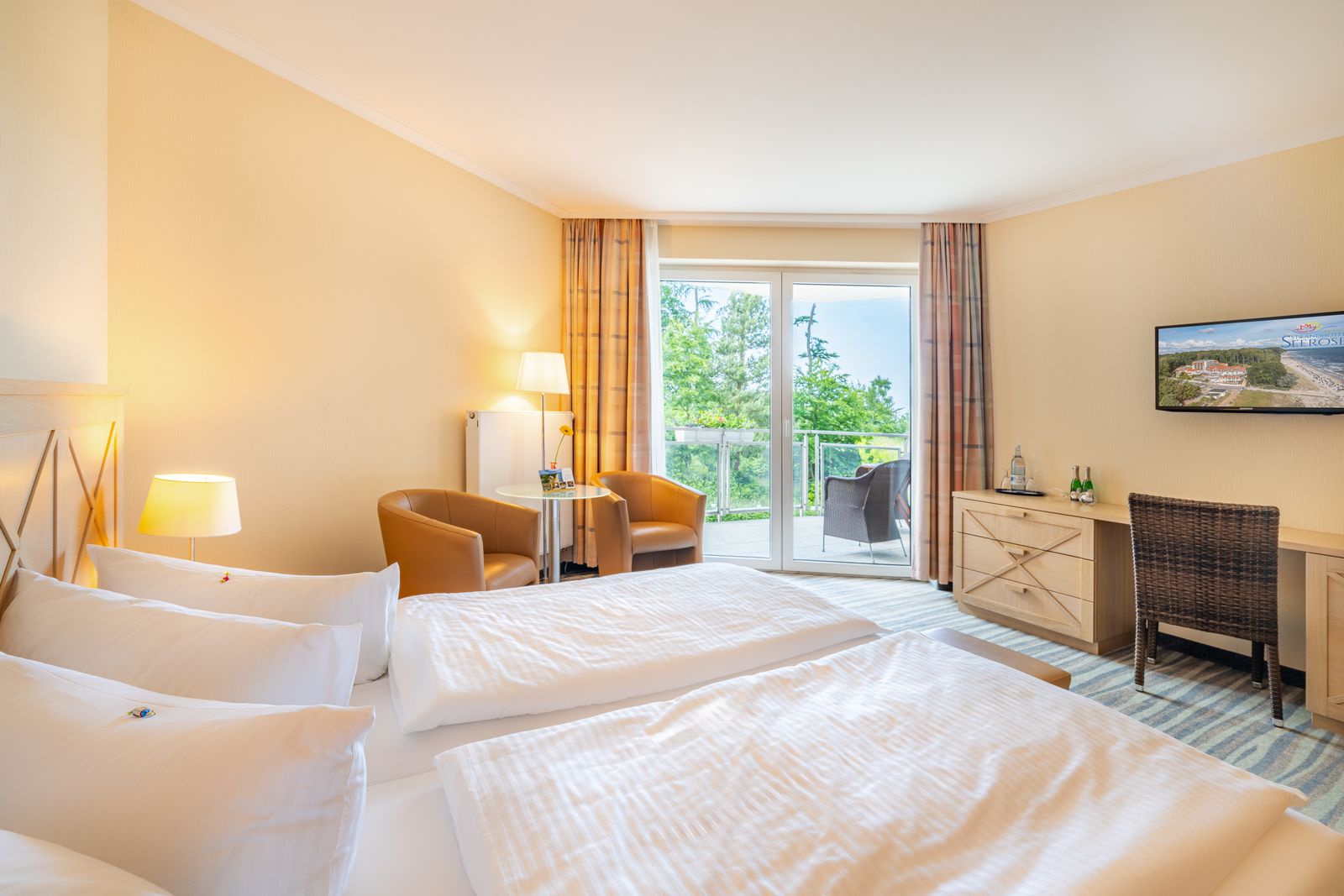 Komfort-Doppelzimmer mit Balkon & Meerblick zur Waldseite image 1 - Strandhotel Seerose