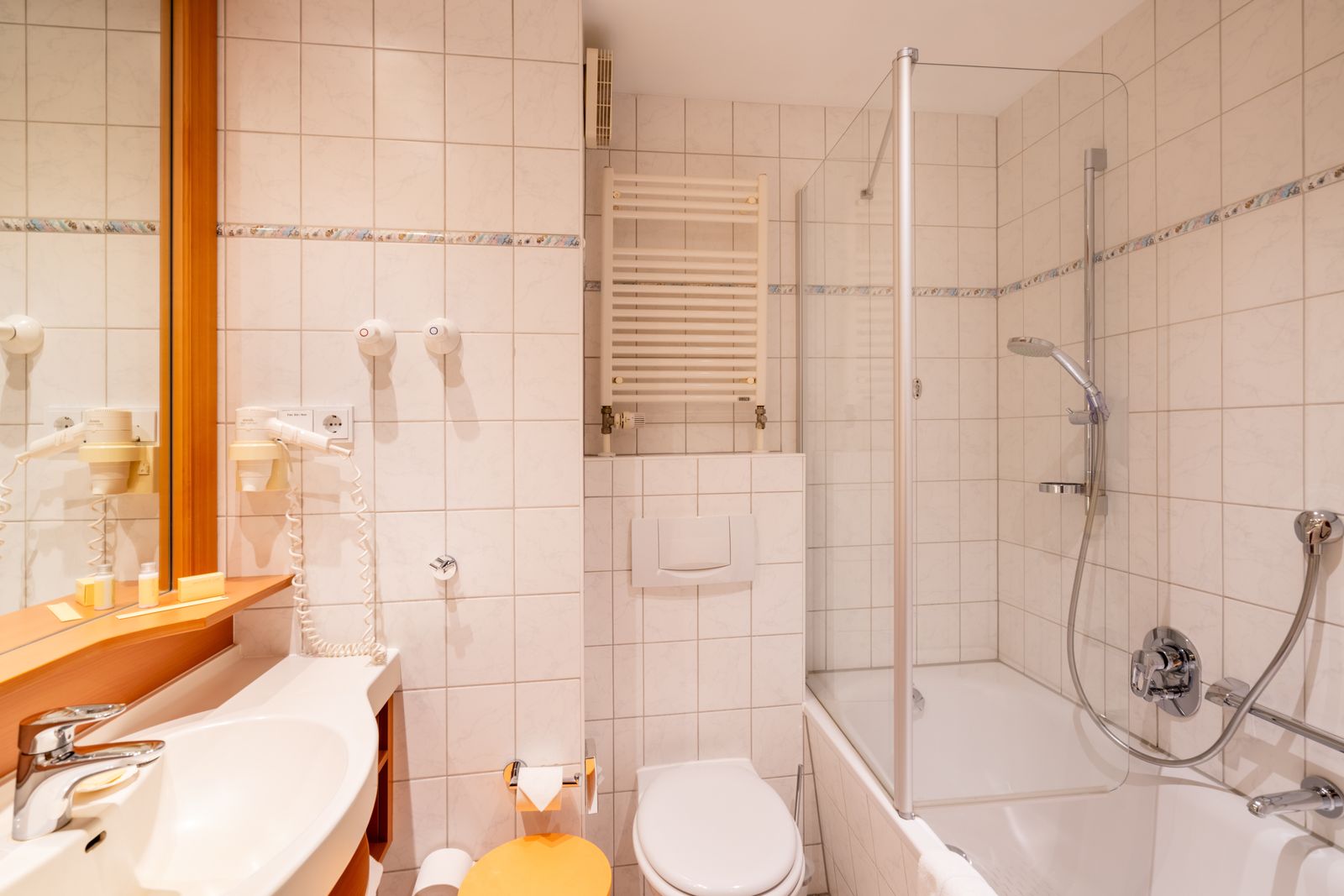 Kleines Doppelzimmer mit  Balkon & Meerblick image 3 - Strandhotel Seerose