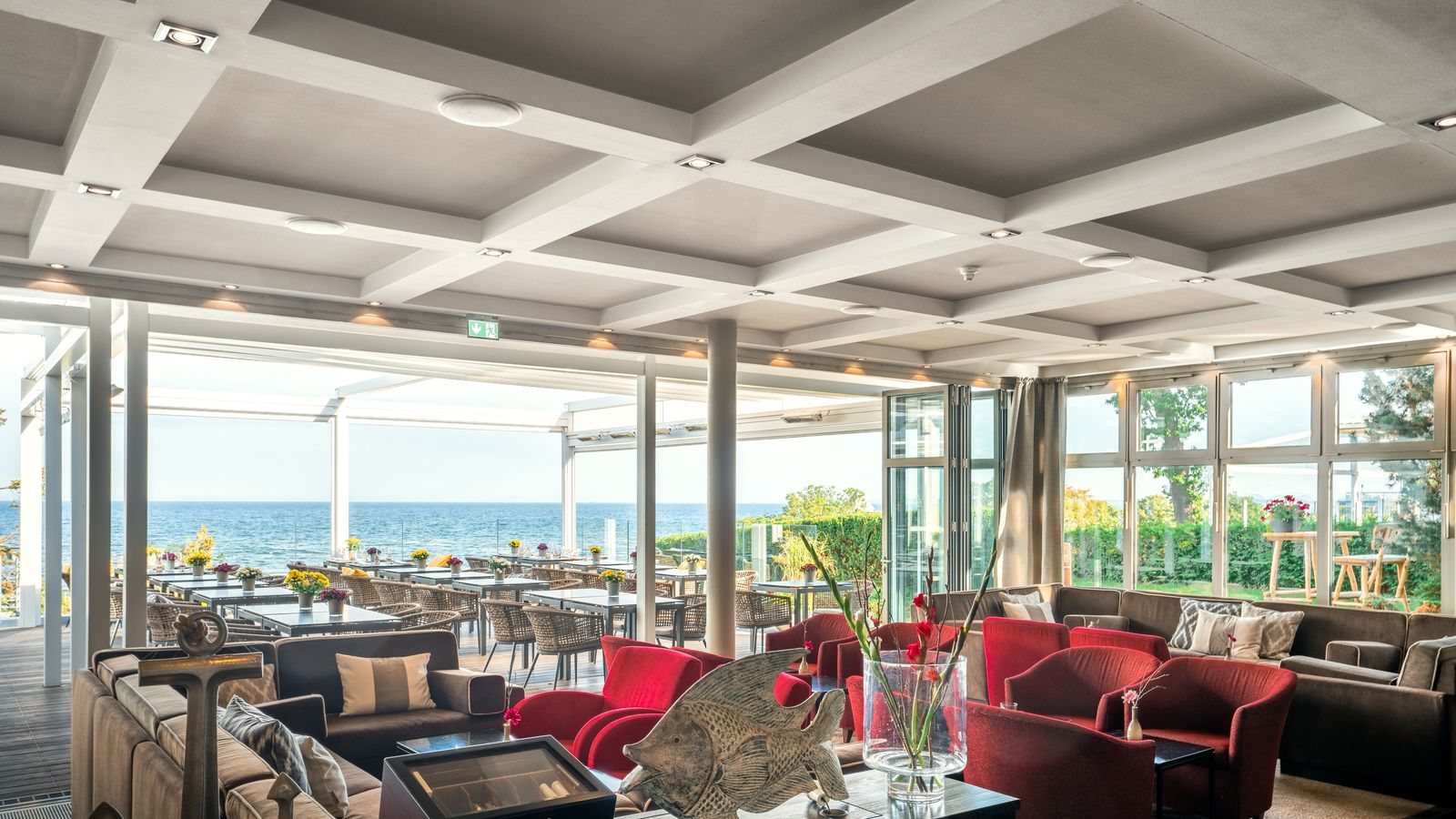 Strandlounge und Terrasse mit Infinity Blick - Strandhotel Ostseeblick