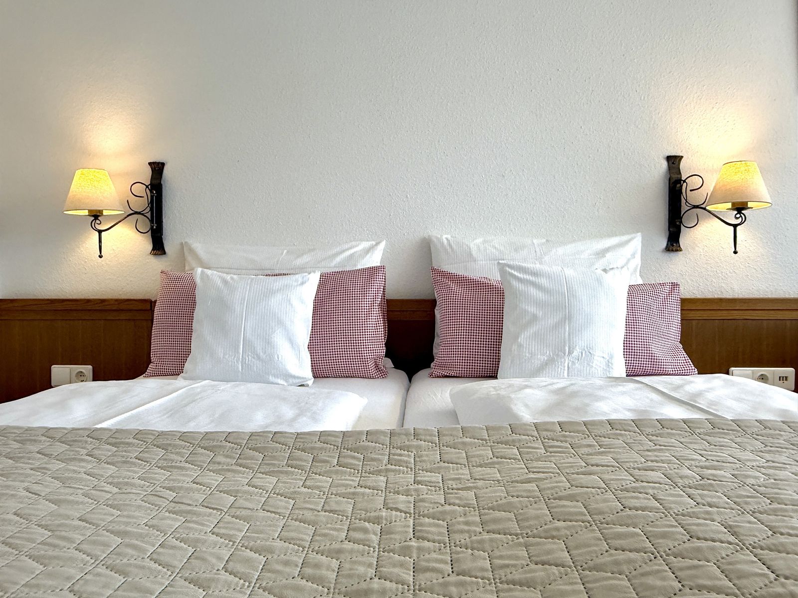 Doppelzimmer  mit Balkon noch nicht renoviert und im Charm der 80-iger image 5 - Landhaus Hotel Sommerau GmbH