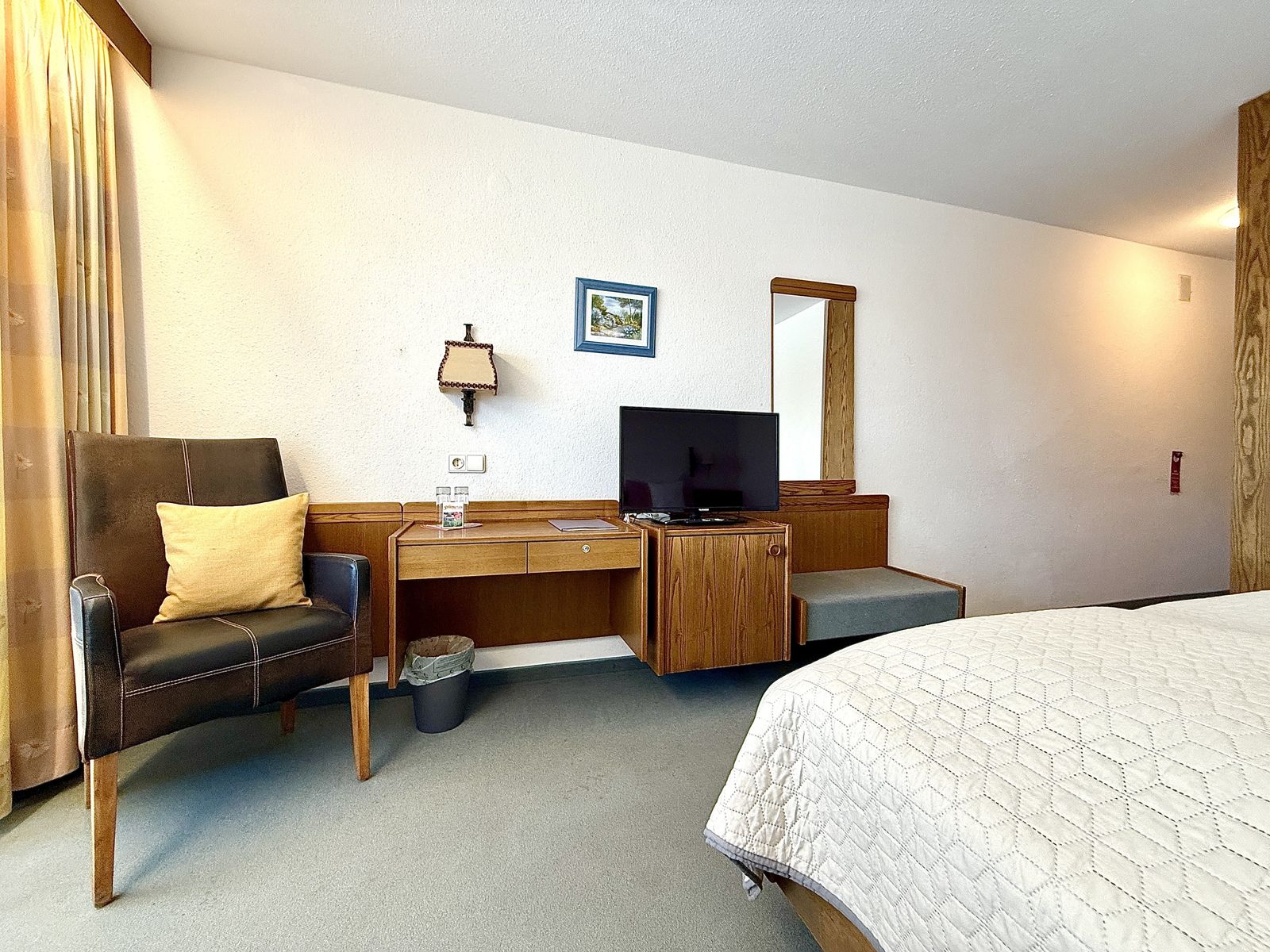 Doppelzimmer  mit Balkon noch nicht renoviert und im Charm der 80-iger image 7 - Landhaus Hotel Sommerau GmbH