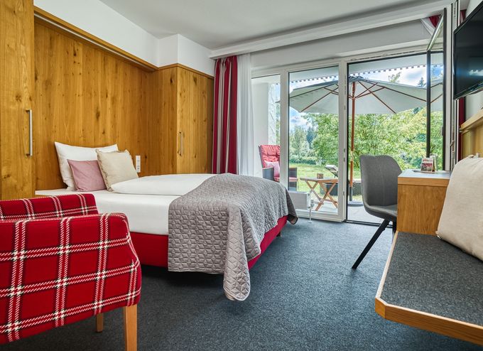 Hotel Zimmer: Einzelzimmer "Strauchbirke" - mit Terrasse und Weiherblick - Landhaus Hotel Sommerau GmbH