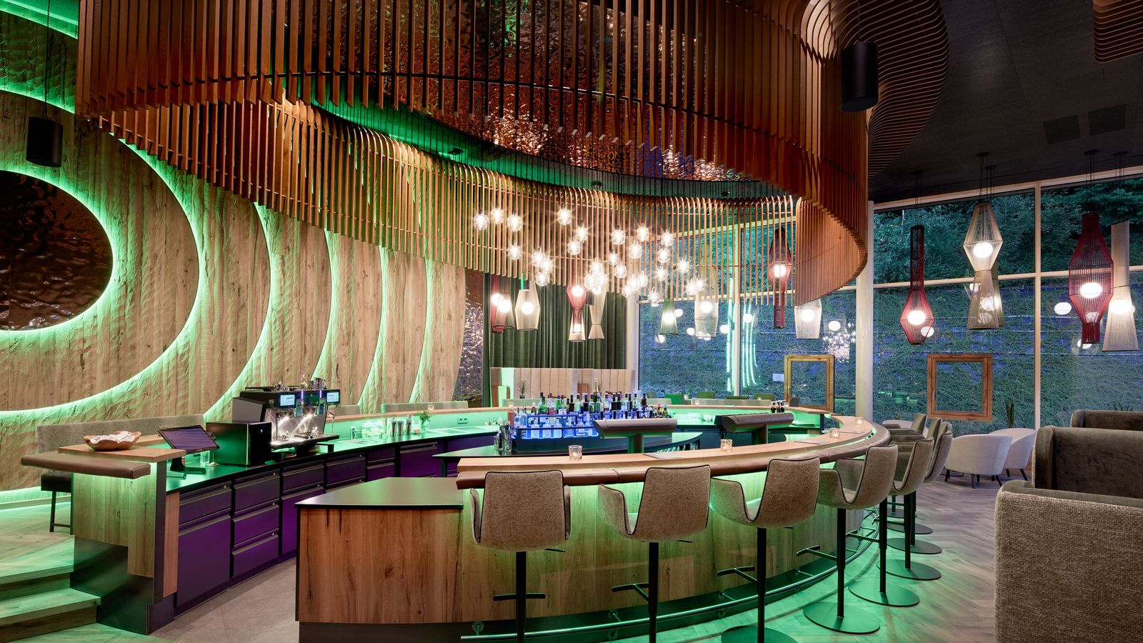 Hotel Riedlberg Bar " i Dipferl" in grün getaucht