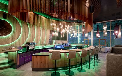 Hotel Riedlberg Bar " i Dipferl" in grün getaucht