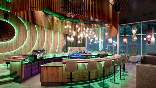 Hotel Riedlberg Bar " i Dipferl" in grün getaucht