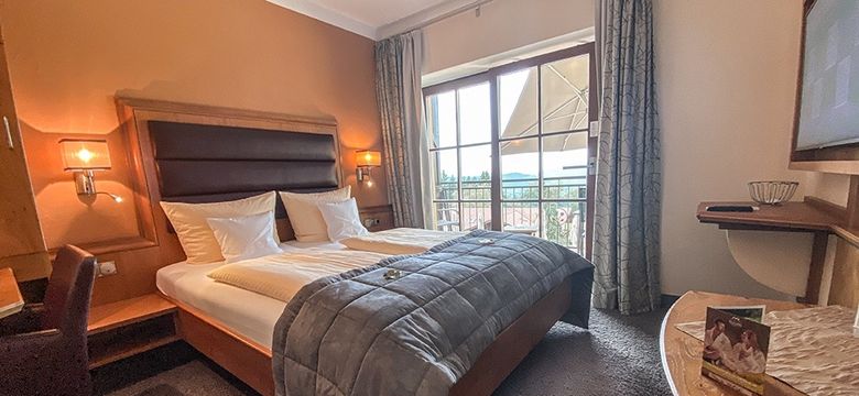 Ein kleines, aber gemütliches Zimmer mit großen TV, Doppelbett, Schreibtisch, Kleiderschrank und ein schönes, kleines Badezimmer.