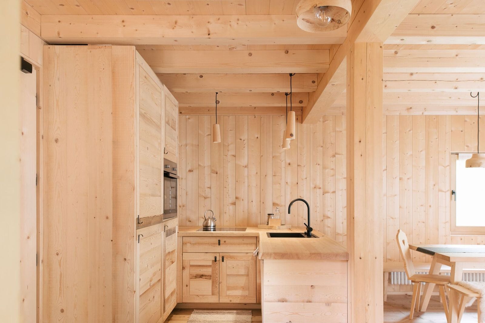 Biohotel Blaslahof: Innenbereich Küche in Holz