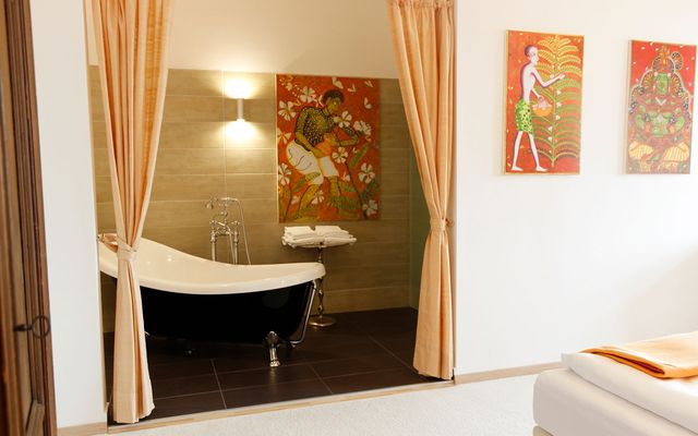 Double room comfort with bathroom image 4 - Biohotel Schloss Kirchberg