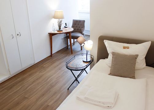 Single room comfort with bathroom (1/1) - Biohotel Schloss Kirchberg