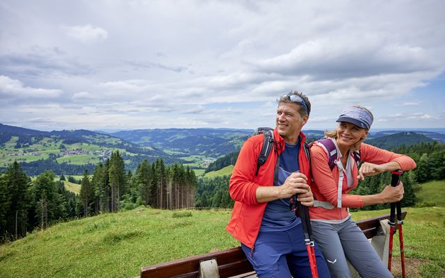 Wanderer Paar genießen Ausblick auf die Berge