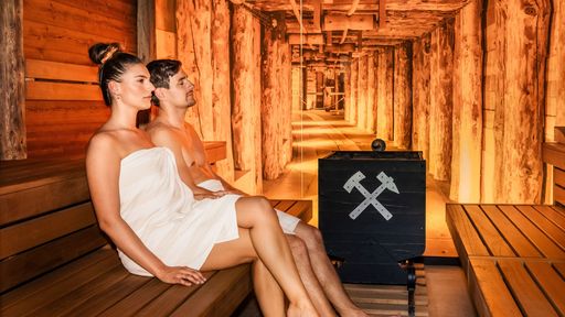 Paar entspannt in der Sauna