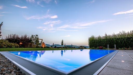 Infinity-Außenpool mit herrlicher Aussicht