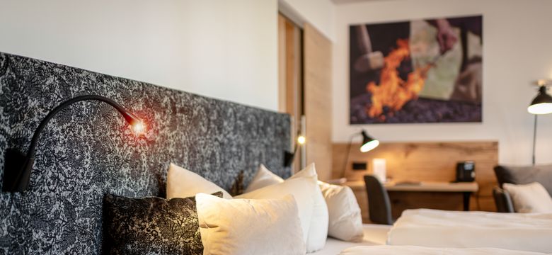 Modernes Doppelzimmer mit bequemen Bett