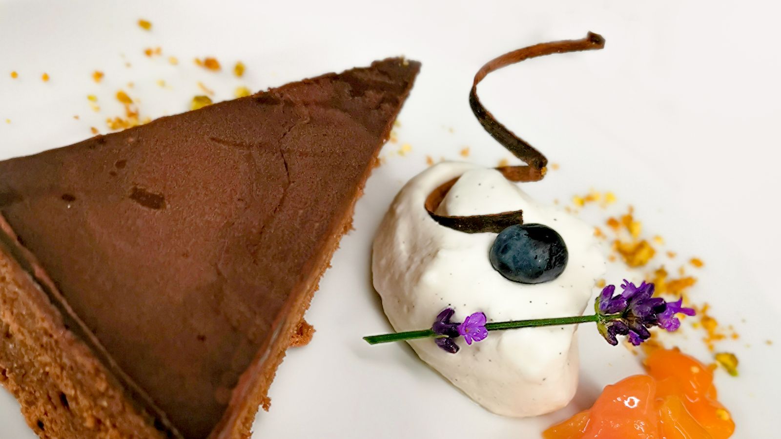 Leckere Sacherschnitte mit Sahne und Orangenragout