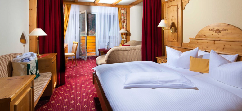 Alm & Wellnesshotel Alpenhof: Family room Hocheck image #1