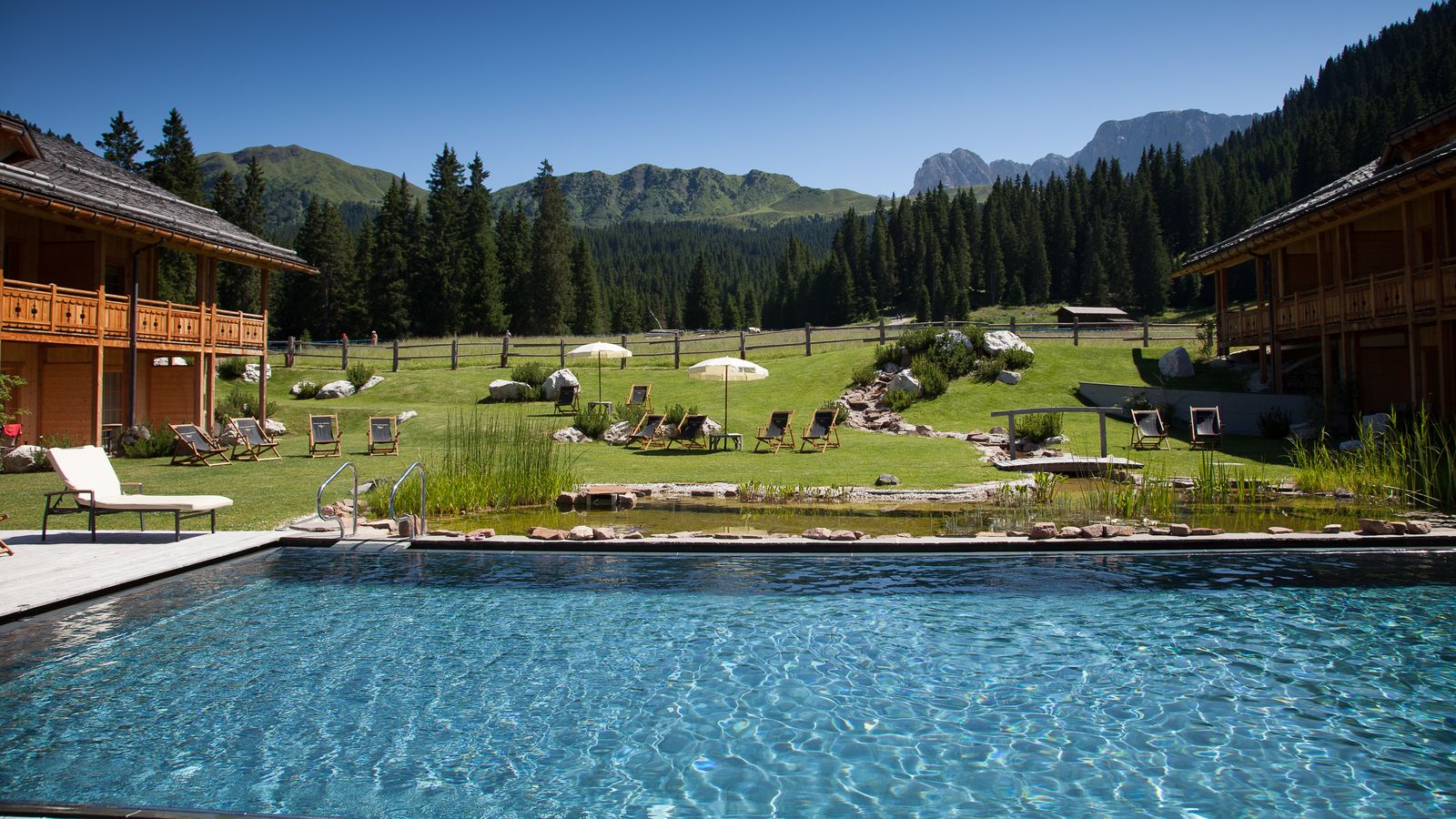 Outdoor-Pool in den Bergen - Tirler- Dolomites Living Hotel 