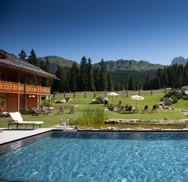 Outdoor-Pool in den Bergen-Tirler- Dolomites Living Hotel