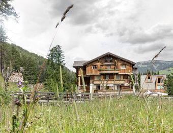 Top Angebot: Dein panoramareichstes Zirbel-Chalet im Herzen des Dolomiten Herbstes - Aqua Bad Cortina