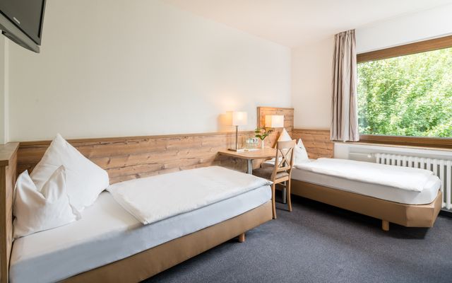 Hotel Room: Classic double room with twin beds - Hotel Haus Nussbaum