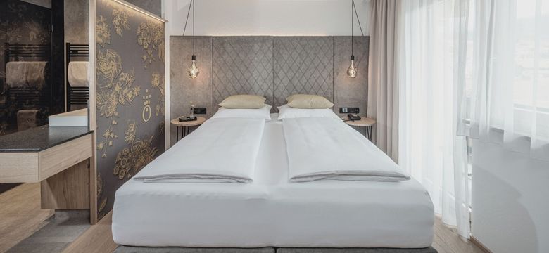 Klares Design, warme Materialien und alpine Eleganz: Das Zimmer der HOCHKÖNIGIN in Maria Alm vereint modernen Komfort mit stilvoller Gemütlichkeit.Perfekt für entspannte Urlaubsmomente im Salzburger Land.