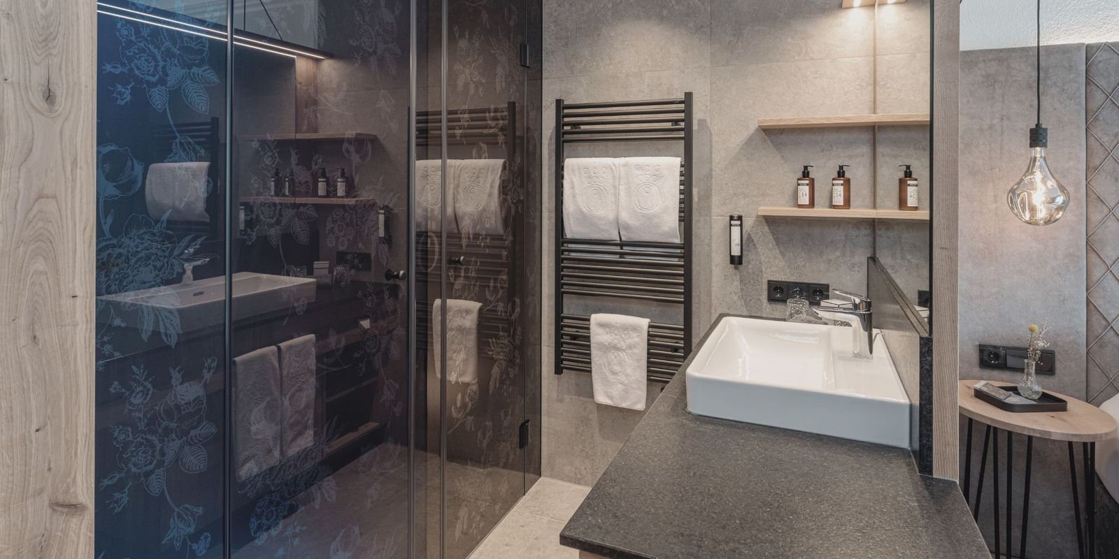 Design trifft Funktion: Das Badezimmer der HOCHKÖNIGIN überzeugt mit eleganter Ausstattung, hochwertigen Materialien und einem Hauch alpiner Raffinesse.Ein Ort zum Durchatmen, Wohlfühlen und Genießen.