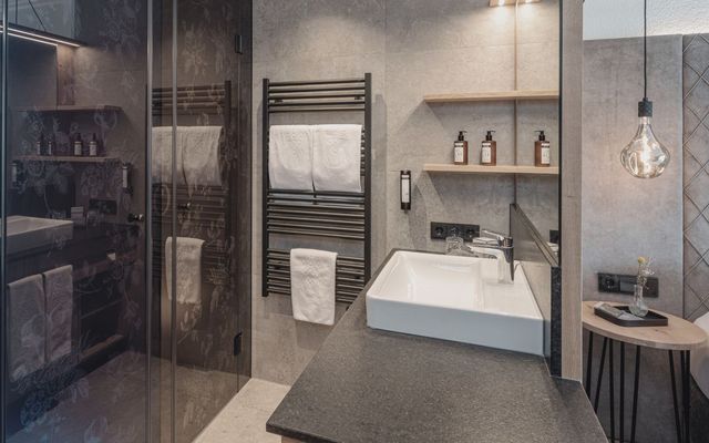 Design trifft Funktion: Das Badezimmer der HOCHKÖNIGIN überzeugt mit eleganter Ausstattung, hochwertigen Materialien und einem Hauch alpiner Raffinesse.Ein Ort zum Durchatmen, Wohlfühlen und Genießen.