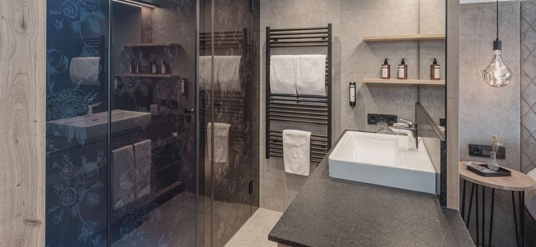 Design trifft Funktion: Das Badezimmer der HOCHKÖNIGIN überzeugt mit eleganter Ausstattung, hochwertigen Materialien und einem Hauch alpiner Raffinesse.Ein Ort zum Durchatmen, Wohlfühlen und Genießen.